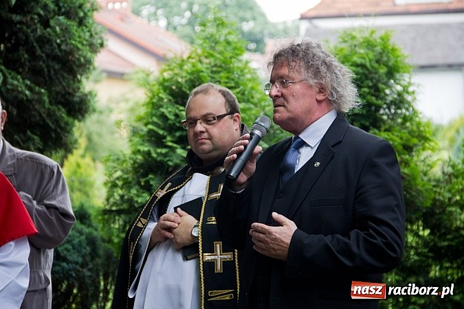 Zdjęcie w galerii na portalu naszraciborz.pl: Na Płoni odsłonięto pomnik poświęcony wszystkim ofiarom wojen i przemocy wiadomości z regionu