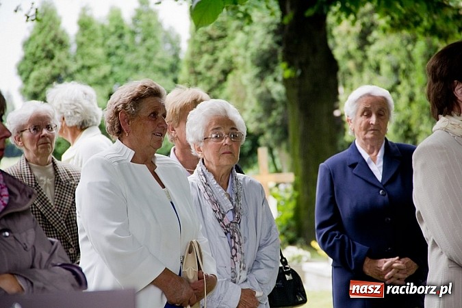 Zdjęcie w galerii na portalu naszraciborz.pl: Na Płoni odsłonięto pomnik poświęcony wszystkim ofiarom wojen i przemocy wiadomości z regionu