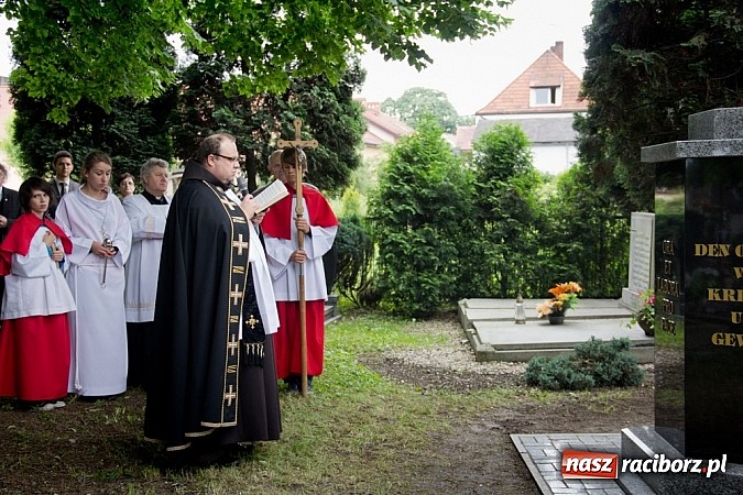 Zdjęcie w galerii na portalu naszraciborz.pl: Na Płoni odsłonięto pomnik poświęcony wszystkim ofiarom wojen i przemocy wiadomości z regionu