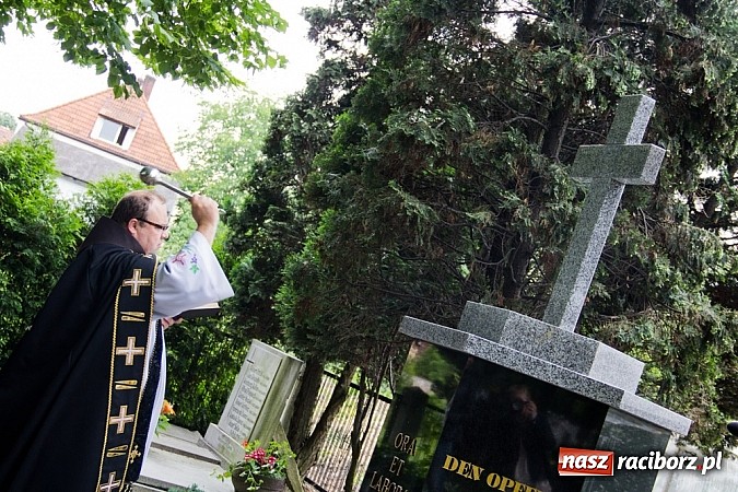 Zdjęcie w galerii na portalu naszraciborz.pl: Na Płoni odsłonięto pomnik poświęcony wszystkim ofiarom wojen i przemocy wiadomości z regionu