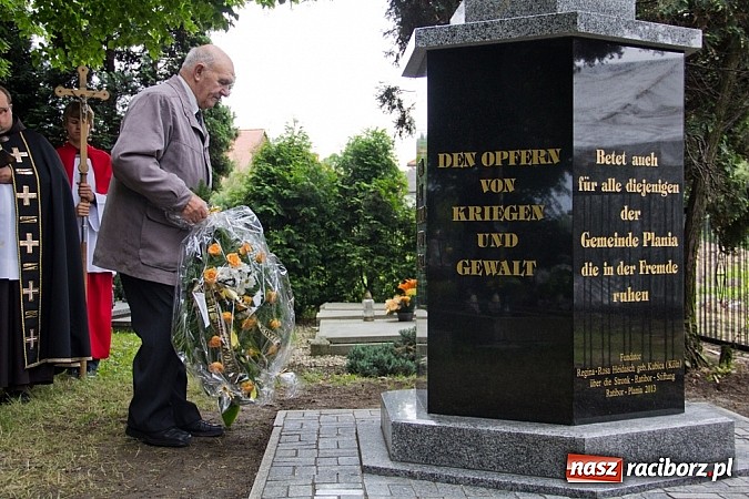 Zdjęcie w galerii na portalu naszraciborz.pl: Na Płoni odsłonięto pomnik poświęcony wszystkim ofiarom wojen i przemocy wiadomości z regionu