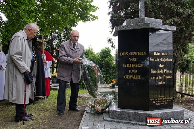 Zdjęcie w galerii na portalu naszraciborz.pl: Na Płoni odsłonięto pomnik poświęcony wszystkim ofiarom wojen i przemocy wiadomości z regionu