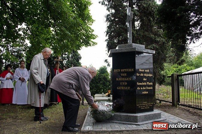 Zdjęcie w galerii na portalu naszraciborz.pl: Na Płoni odsłonięto pomnik poświęcony wszystkim ofiarom wojen i przemocy wiadomości z regionu