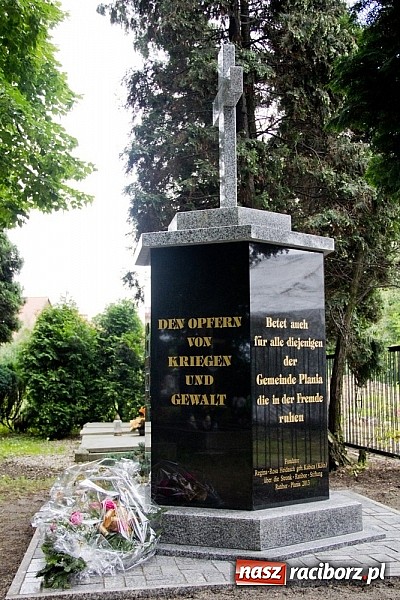 Zdjęcie w galerii na portalu naszraciborz.pl: Na Płoni odsłonięto pomnik poświęcony wszystkim ofiarom wojen i przemocy wiadomości z regionu
