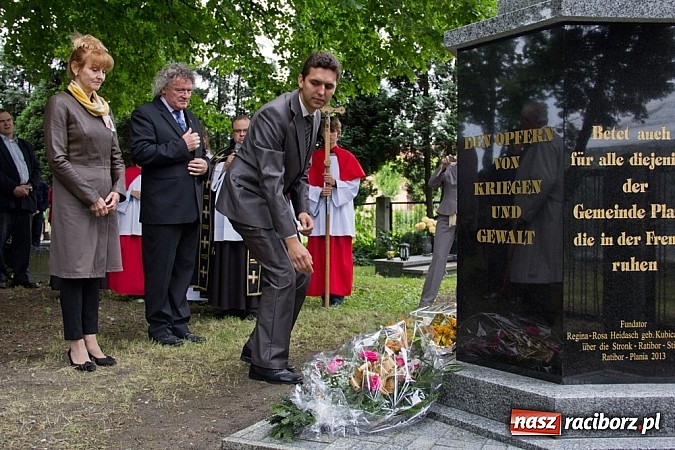 Zdjęcie w galerii na portalu naszraciborz.pl: Na Płoni odsłonięto pomnik poświęcony wszystkim ofiarom wojen i przemocy wiadomości z regionu
