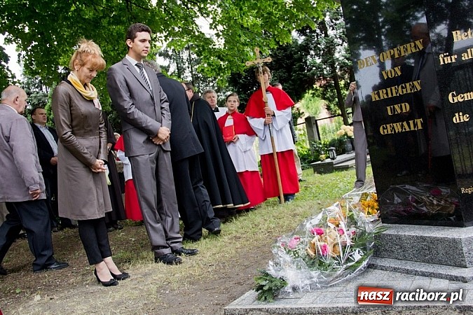 Zdjęcie w galerii na portalu naszraciborz.pl: Na Płoni odsłonięto pomnik poświęcony wszystkim ofiarom wojen i przemocy wiadomości z regionu
