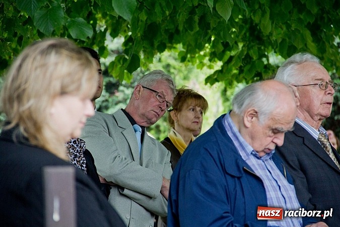 Zdjęcie w galerii na portalu naszraciborz.pl: Na Płoni odsłonięto pomnik poświęcony wszystkim ofiarom wojen i przemocy wiadomości z regionu