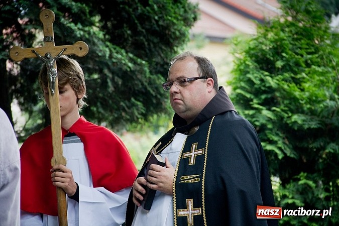 Zdjęcie w galerii na portalu naszraciborz.pl: Na Płoni odsłonięto pomnik poświęcony wszystkim ofiarom wojen i przemocy wiadomości z regionu