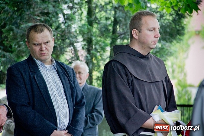 Zdjęcie w galerii na portalu naszraciborz.pl: Na Płoni odsłonięto pomnik poświęcony wszystkim ofiarom wojen i przemocy wiadomości z regionu