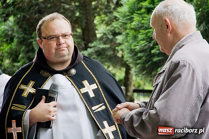 Zdjęcie w galerii na portalu naszraciborz.pl: Na Płoni odsłonięto pomnik poświęcony wszystkim ofiarom wojen i przemocy wiadomości z regionu