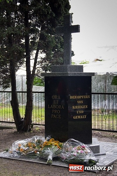 Zdjęcie w galerii na portalu naszraciborz.pl: Na Płoni odsłonięto pomnik poświęcony wszystkim ofiarom wojen i przemocy wiadomości z regionu