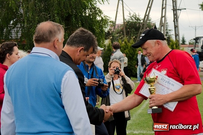 Zdjęcie w galerii na portalu naszraciborz.pl: Puchar Wójta: Samborowice zrobiły miazgę z Pietrowic. Trofeum w rękach Pawłowa wiadomości z regionu