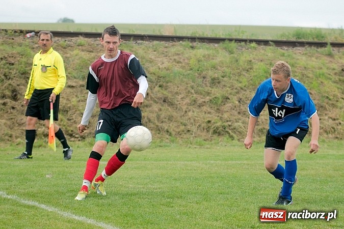 Zdjęcie w galerii na portalu naszraciborz.pl: Puchar Wójta: Samborowice zrobiły miazgę z Pietrowic. Trofeum w rękach Pawłowa wiadomości z regionu