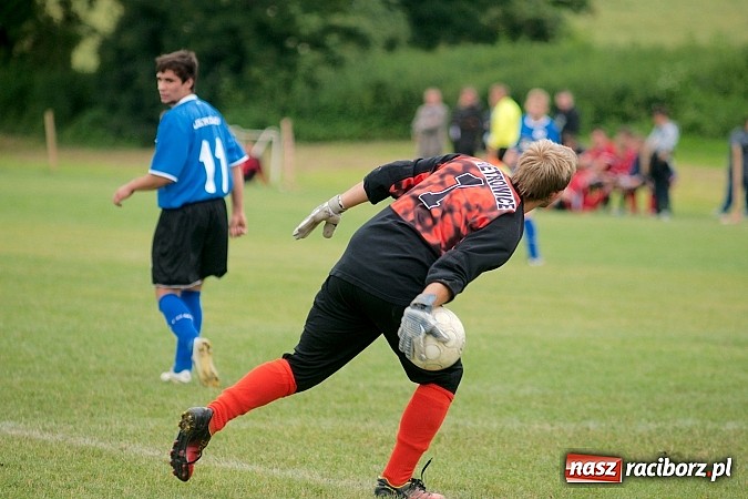 Zdjęcie w galerii na portalu naszraciborz.pl: Puchar Wójta: Samborowice zrobiły miazgę z Pietrowic. Trofeum w rękach Pawłowa wiadomości z regionu