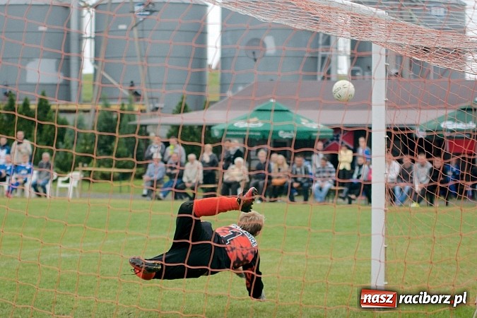 Zdjęcie w galerii na portalu naszraciborz.pl: Puchar Wójta: Samborowice zrobiły miazgę z Pietrowic. Trofeum w rękach Pawłowa wiadomości z regionu