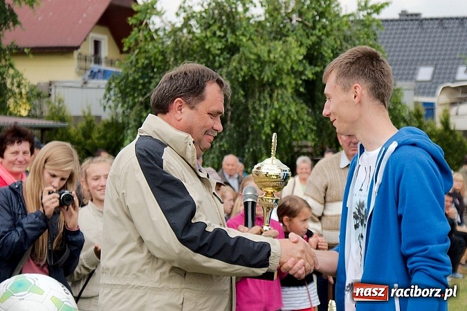 Zdjęcie w galerii na portalu naszraciborz.pl: Puchar Wójta: Samborowice zrobiły miazgę z Pietrowic. Trofeum w rękach Pawłowa wiadomości z regionu