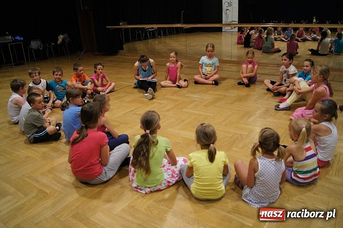 Zdjęcie w galerii na portalu naszraciborz.pl: Wypełniają wakacje tańcem w RCK wiadomości z regionu