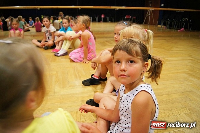 Zdjęcie w galerii na portalu naszraciborz.pl: Wypełniają wakacje tańcem w RCK wiadomości z regionu