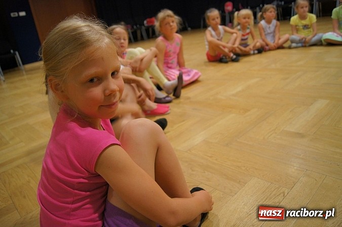 Zdjęcie w galerii na portalu naszraciborz.pl: Wypełniają wakacje tańcem w RCK wiadomości z regionu