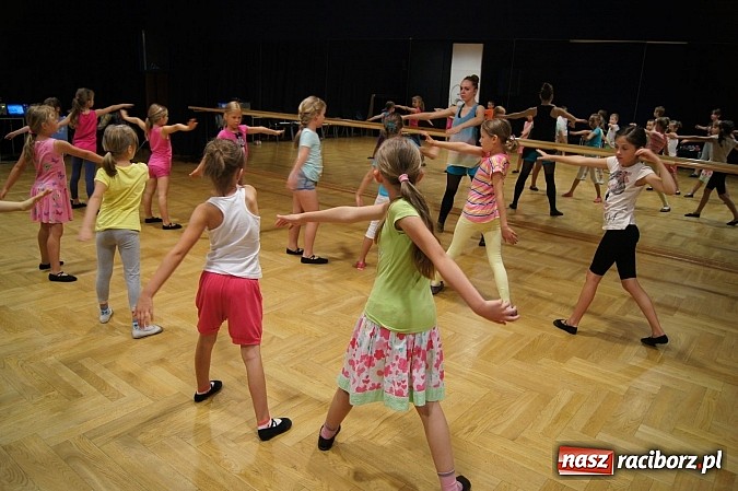 Zdjęcie w galerii na portalu naszraciborz.pl: Wypełniają wakacje tańcem w RCK wiadomości z regionu