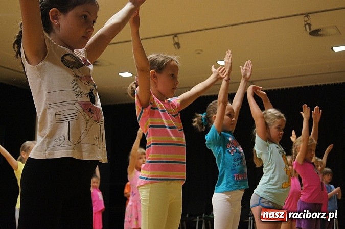 Zdjęcie w galerii na portalu naszraciborz.pl: Wypełniają wakacje tańcem w RCK wiadomości z regionu