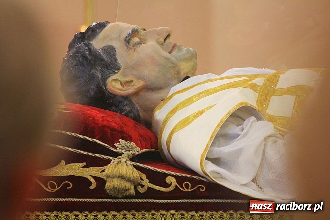 Zdjęcie w galerii na portalu naszraciborz.pl: Modlą się przy relikwiach św. Jana Bosko wiadomości z regionu