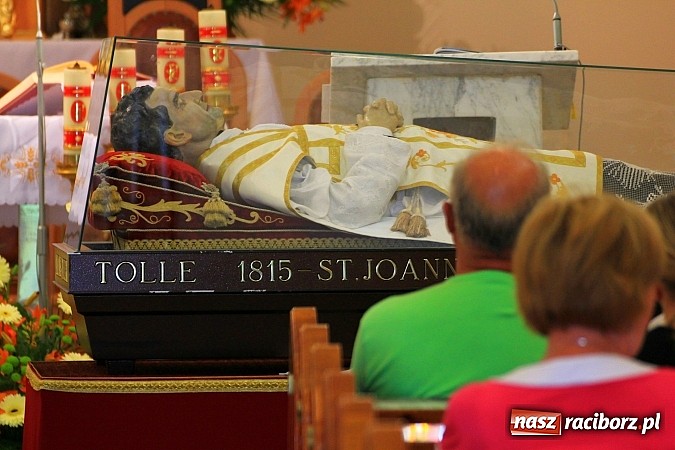 Zdjęcie w galerii na portalu naszraciborz.pl: Modlą się przy relikwiach św. Jana Bosko wiadomości z regionu