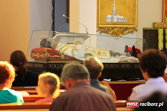 Zdjęcie w galerii na portalu naszraciborz.pl: Modlą się przy relikwiach św. Jana Bosko wiadomości z regionu