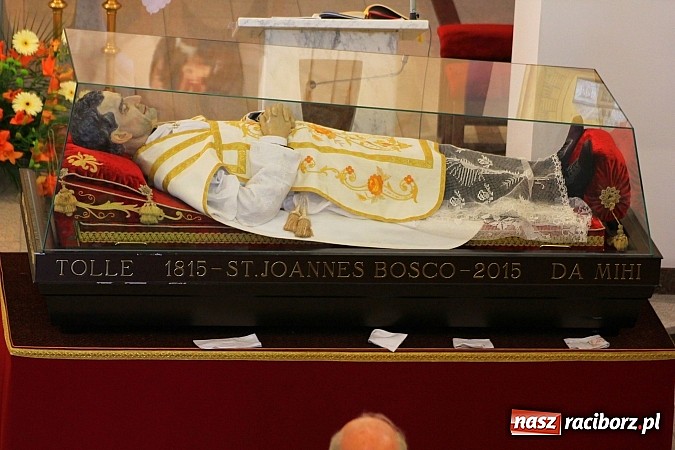 Zdjęcie w galerii na portalu naszraciborz.pl: Modlą się przy relikwiach św. Jana Bosko wiadomości z regionu