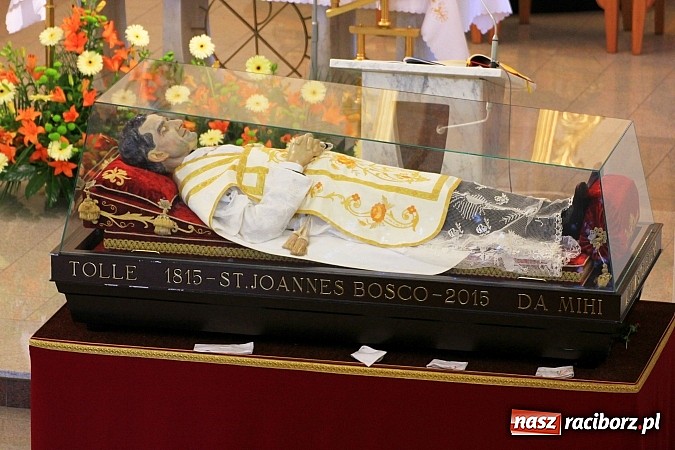 Zdjęcie w galerii na portalu naszraciborz.pl: Modlą się przy relikwiach św. Jana Bosko wiadomości z regionu