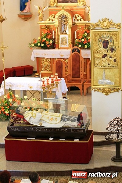 Zdjęcie w galerii na portalu naszraciborz.pl: Modlą się przy relikwiach św. Jana Bosko wiadomości z regionu