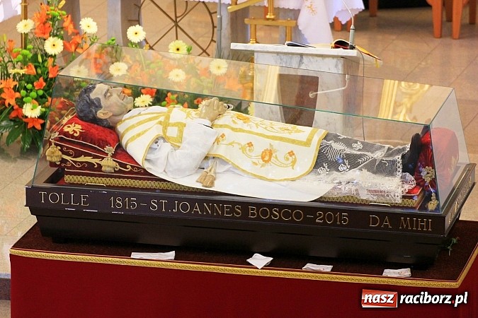 Zdjęcie w galerii na portalu naszraciborz.pl: Modlą się przy relikwiach św. Jana Bosko wiadomości z regionu
