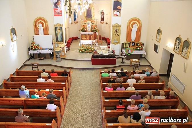 Zdjęcie w galerii na portalu naszraciborz.pl: Modlą się przy relikwiach św. Jana Bosko wiadomości z regionu