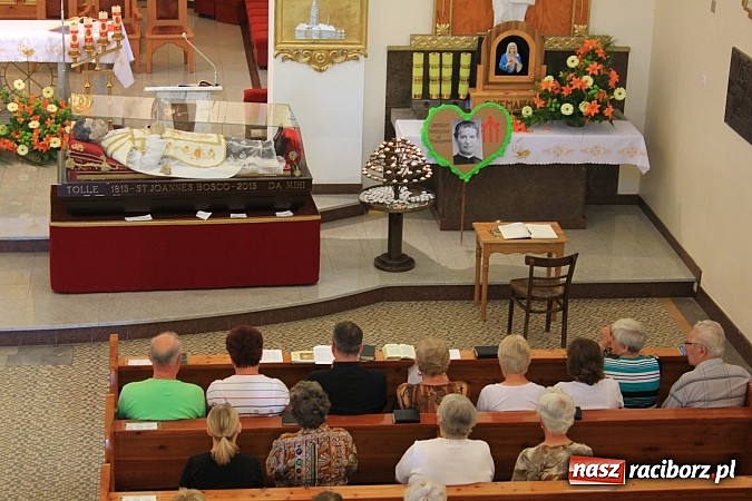 Zdjęcie w galerii na portalu naszraciborz.pl: Modlą się przy relikwiach św. Jana Bosko wiadomości z regionu