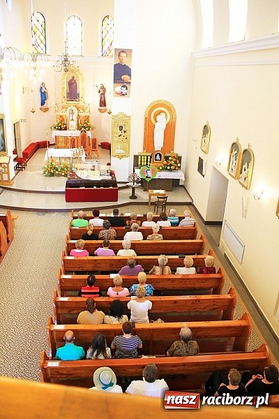 Zdjęcie w galerii na portalu naszraciborz.pl: Modlą się przy relikwiach św. Jana Bosko wiadomości z regionu