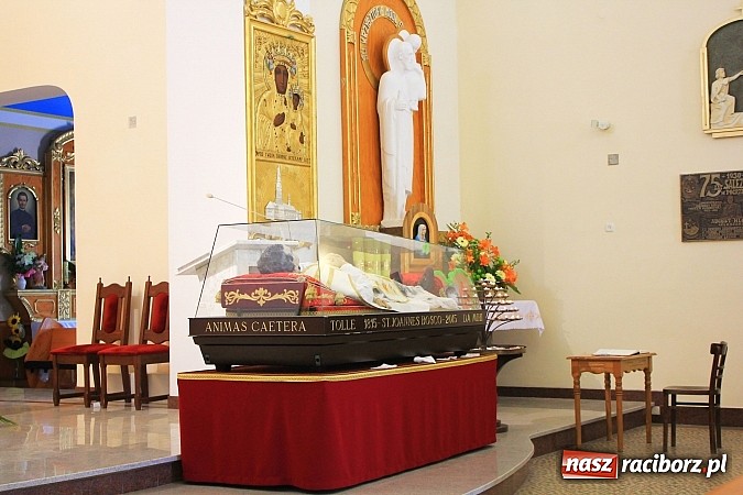 Zdjęcie w galerii na portalu naszraciborz.pl: Modlą się przy relikwiach św. Jana Bosko wiadomości z regionu