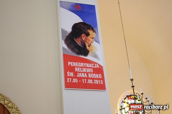 Zdjęcie w galerii na portalu naszraciborz.pl: Modlą się przy relikwiach św. Jana Bosko wiadomości z regionu