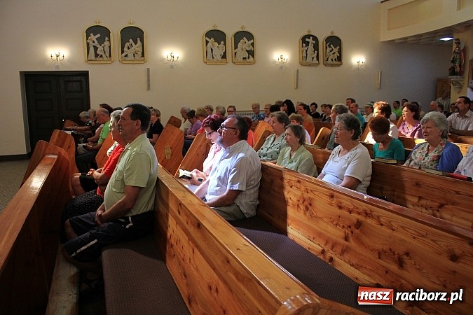 Zdjęcie w galerii na portalu naszraciborz.pl: Modlą się przy relikwiach św. Jana Bosko wiadomości z regionu