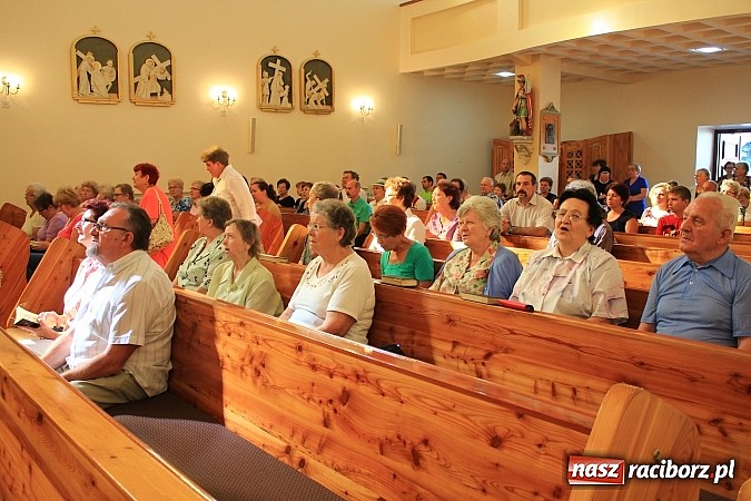 Zdjęcie w galerii na portalu naszraciborz.pl: Modlą się przy relikwiach św. Jana Bosko wiadomości z regionu