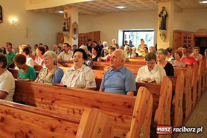 Zdjęcie w galerii na portalu naszraciborz.pl: Modlą się przy relikwiach św. Jana Bosko wiadomości z regionu