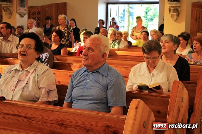 Zdjęcie w galerii na portalu naszraciborz.pl: Modlą się przy relikwiach św. Jana Bosko wiadomości z regionu