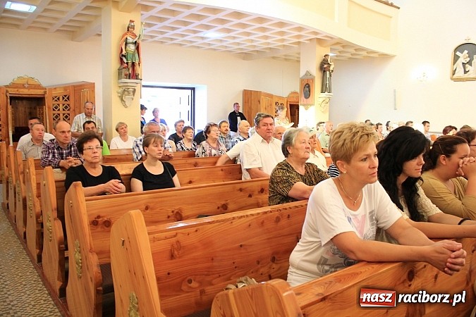 Zdjęcie w galerii na portalu naszraciborz.pl: Modlą się przy relikwiach św. Jana Bosko wiadomości z regionu