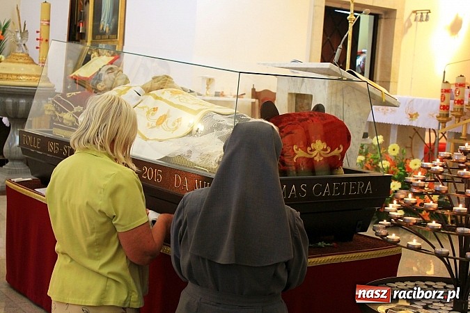 Zdjęcie w galerii na portalu naszraciborz.pl: Modlą się przy relikwiach św. Jana Bosko wiadomości z regionu