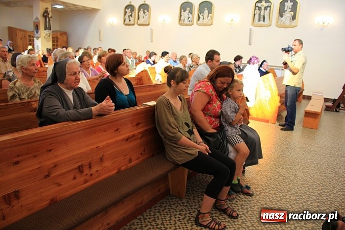 Zdjęcie w galerii na portalu naszraciborz.pl: Modlą się przy relikwiach św. Jana Bosko wiadomości z regionu