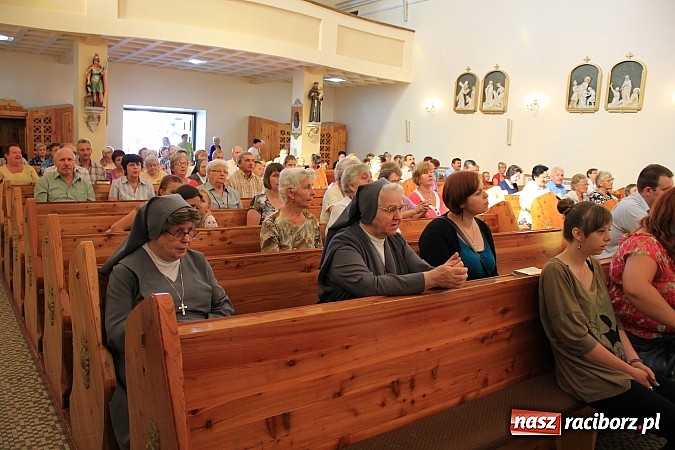 Zdjęcie w galerii na portalu naszraciborz.pl: Modlą się przy relikwiach św. Jana Bosko wiadomości z regionu