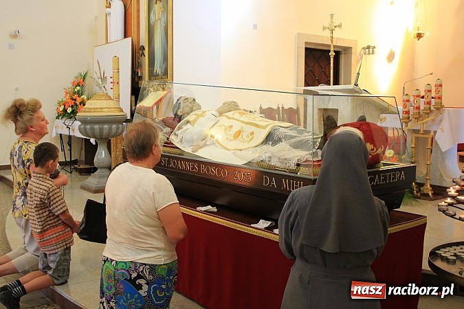 Zdjęcie w galerii na portalu naszraciborz.pl: Modlą się przy relikwiach św. Jana Bosko wiadomości z regionu