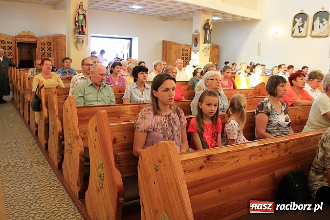 Zdjęcie w galerii na portalu naszraciborz.pl: Modlą się przy relikwiach św. Jana Bosko wiadomości z regionu