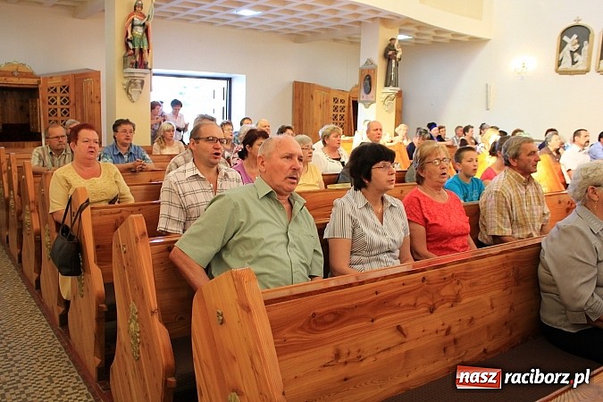 Zdjęcie w galerii na portalu naszraciborz.pl: Modlą się przy relikwiach św. Jana Bosko wiadomości z regionu