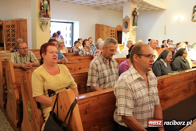 Zdjęcie w galerii na portalu naszraciborz.pl: Modlą się przy relikwiach św. Jana Bosko wiadomości z regionu