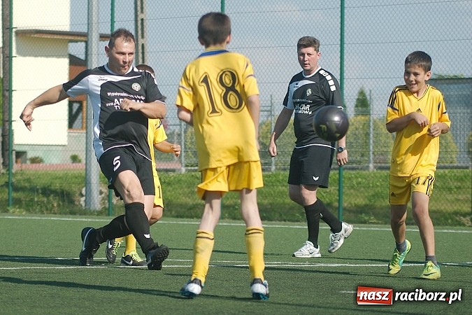 Zdjęcie w galerii na portalu naszraciborz.pl: Młode Wilki z Tworkowa zmierzyły się z rodzicami wiadomości z regionu